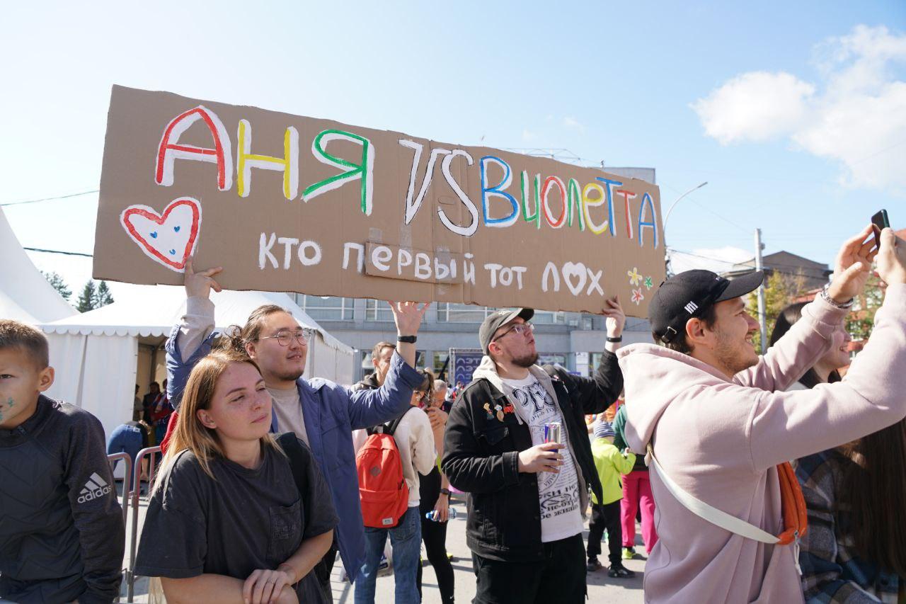 Фото Тысячи человек устроили массовый забег в центре Новосибирска. Онлайн-репортаж полумарафона Раевича 14